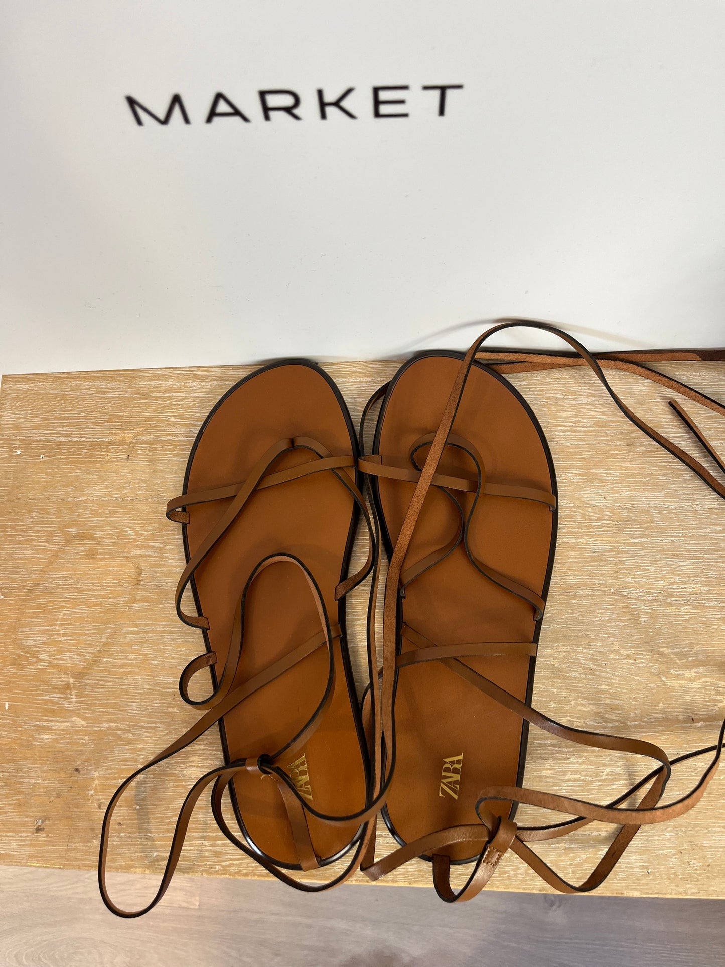 ZARA. sandalia plana tiras. T 39