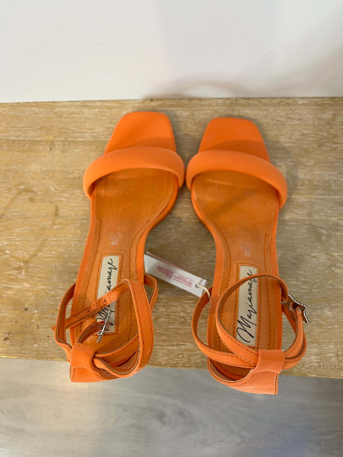 MARIAMARE. Textured orange sandals. Size 39