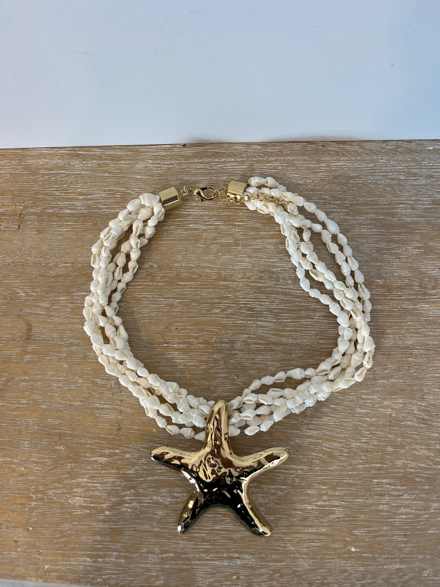 OTRAS. Collar conchas y estrellas