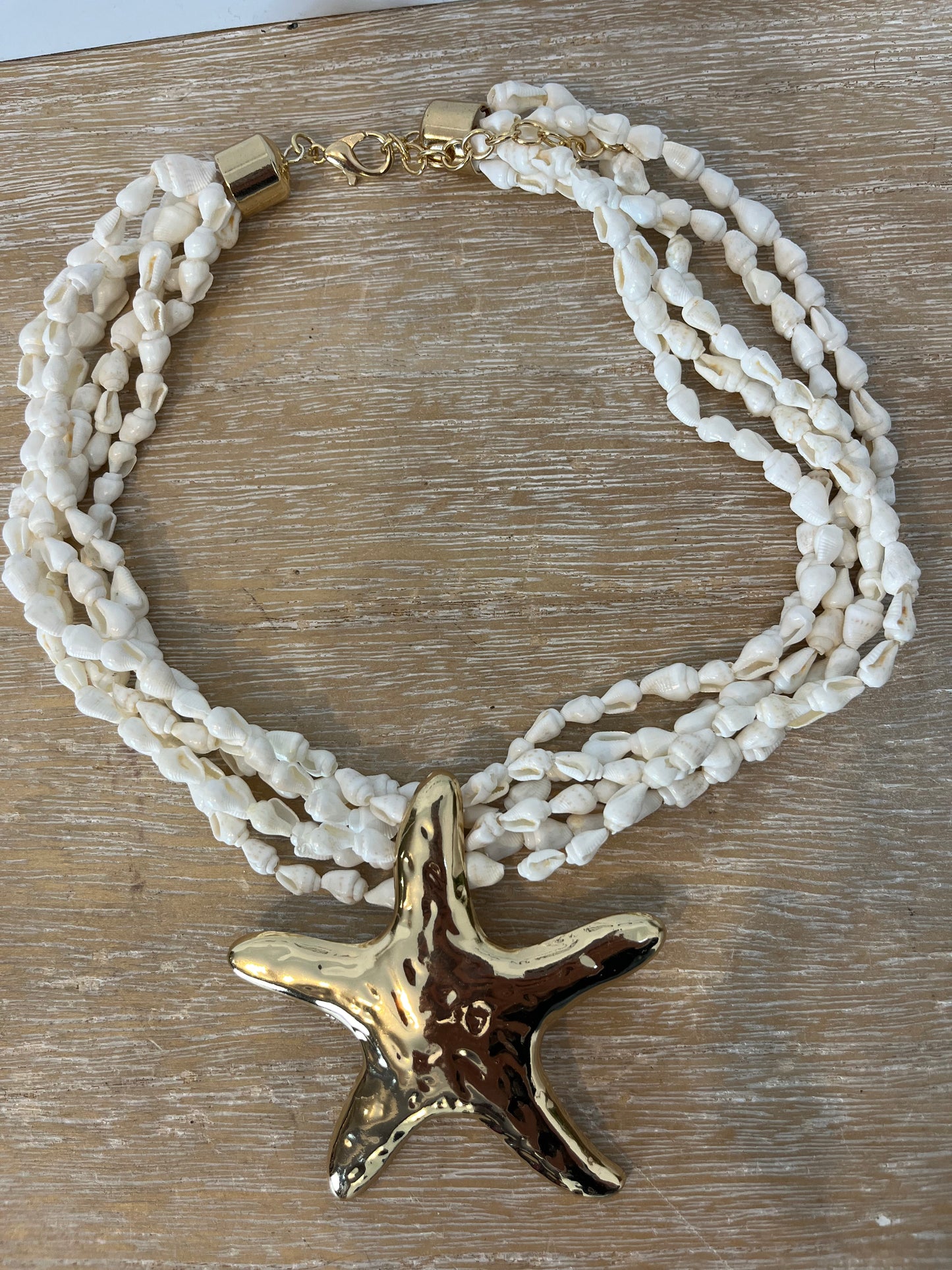 OTRAS. Collar conchas y estrellas
