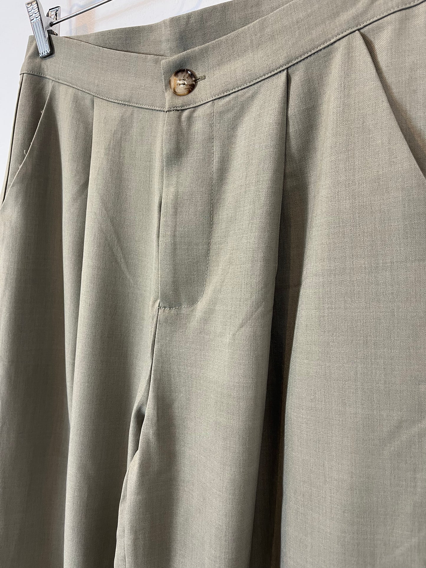 DAZY. Flowy green pleated trousers. Size XL (M/L)