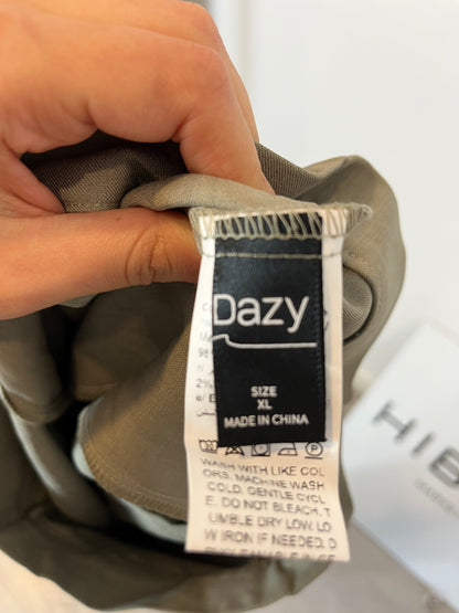 DAZY. Flowy green pleated trousers. Size XL (M/L)