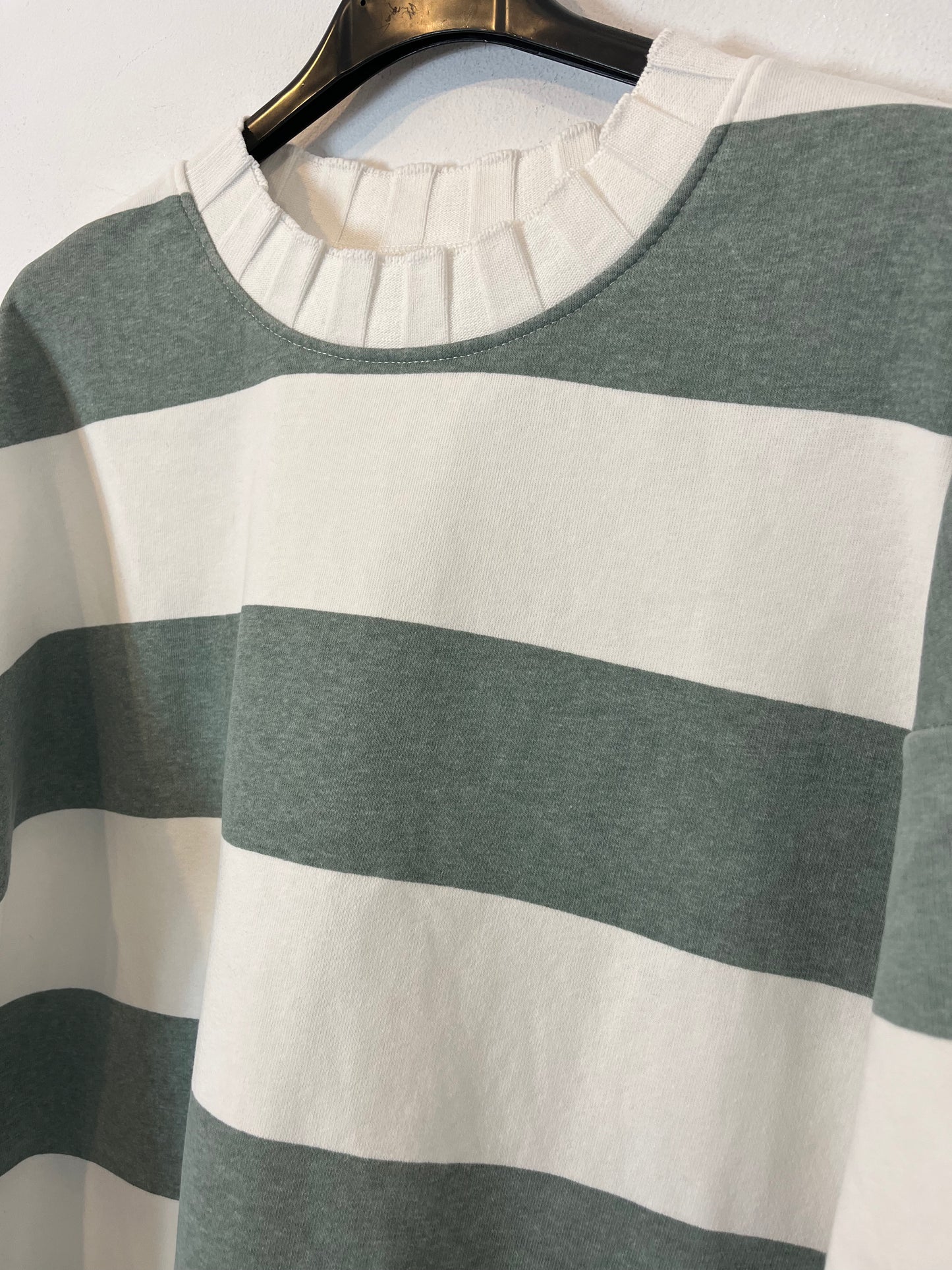 SFERA. Sudadera rayas detalle cuello. T L