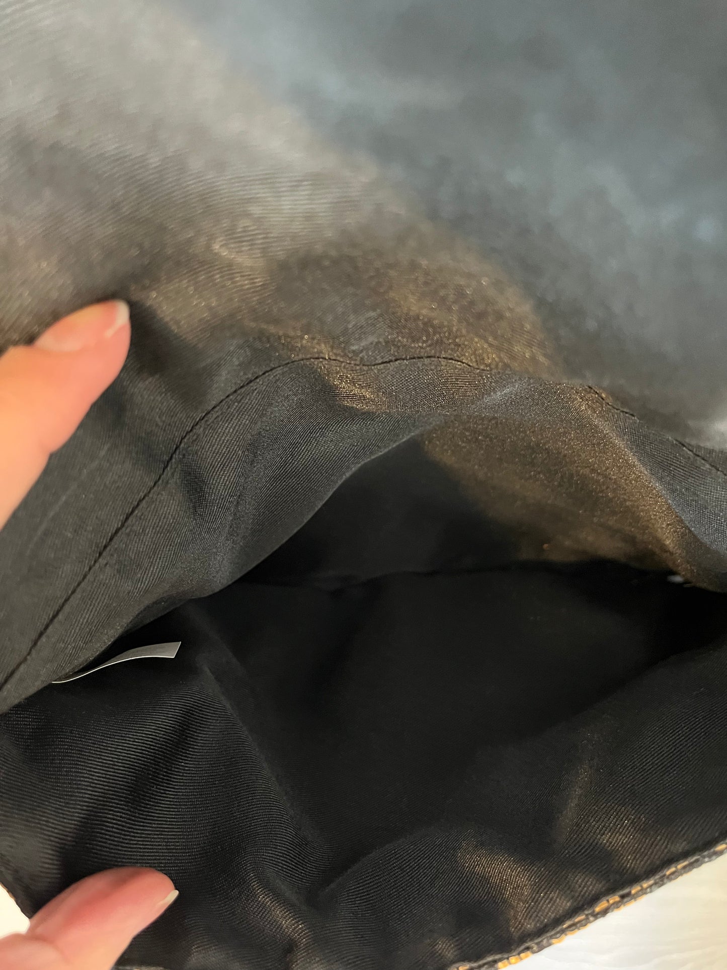 MANGO. Cartera de mano textura bicolor