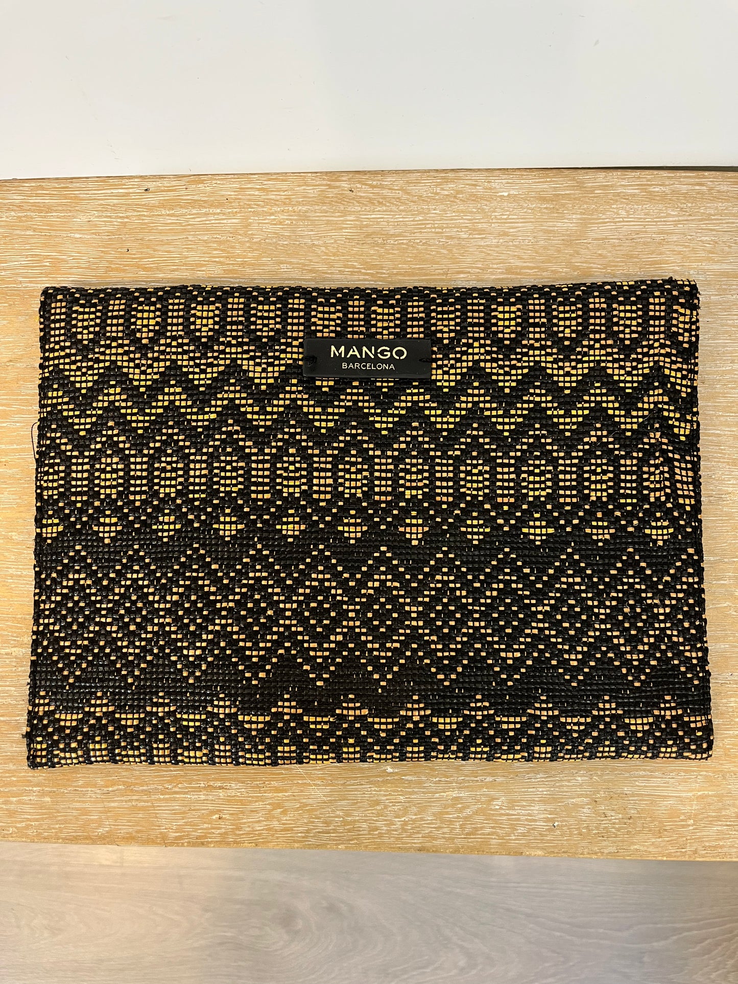 MANGO. Cartera de mano textura bicolor