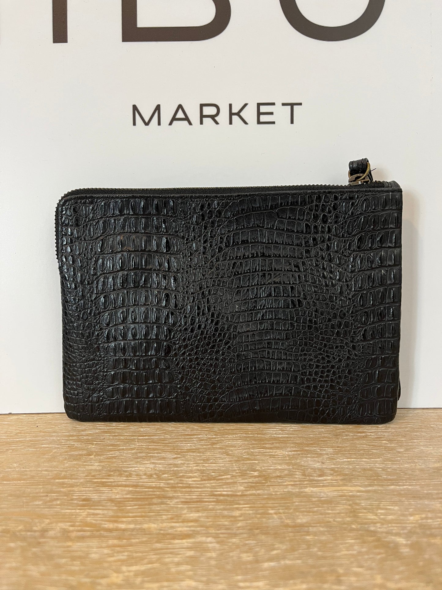 MICUIR. Cartera de mano piel troquelada