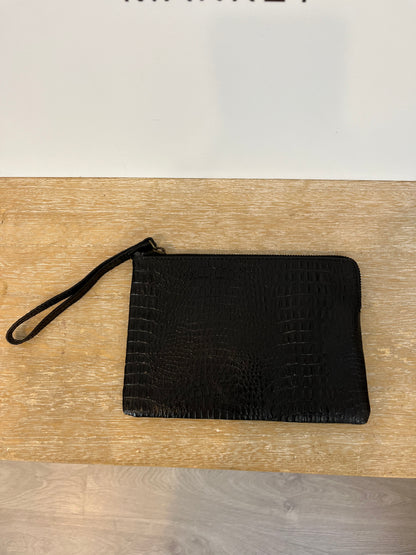 MICUIR. Cartera de mano piel troquelada