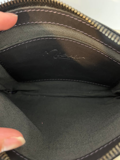 MICUIR. Cartera de mano piel troquelada