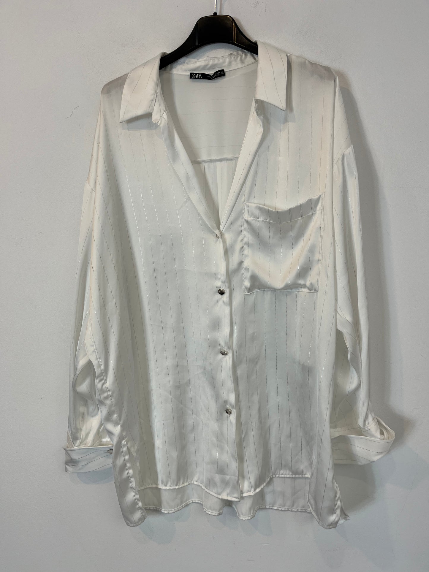 ZARA. White satin blouse with silver details. TL