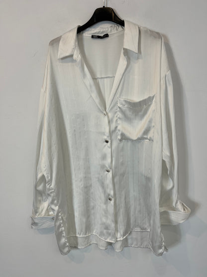 ZARA. White satin blouse with silver details. TL