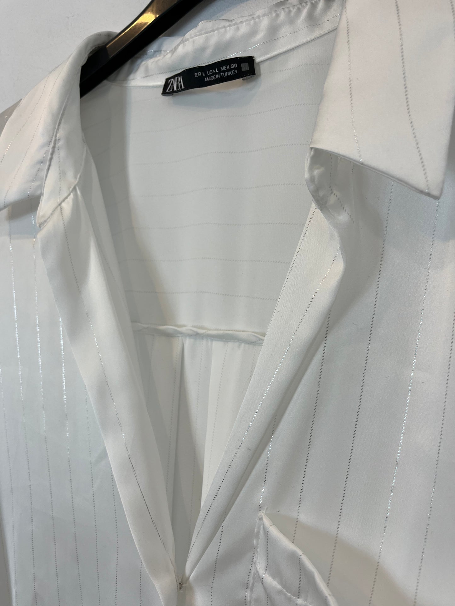 ZARA. White satin blouse with silver details. TL