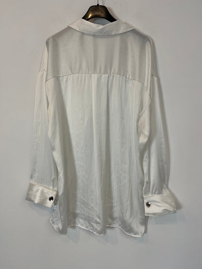 ZARA. White satin blouse with silver details. TL
