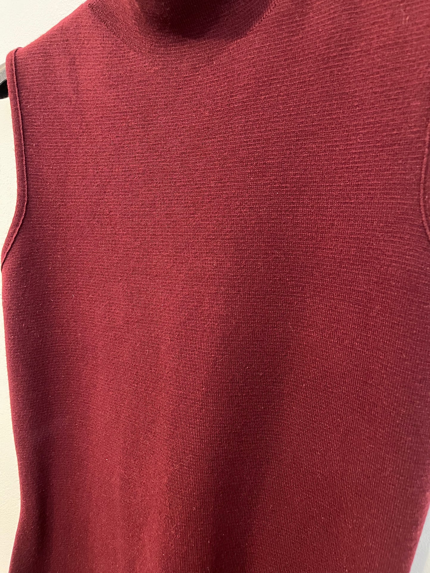 ZARA. Vestido midi burdeo punto elástico. T L