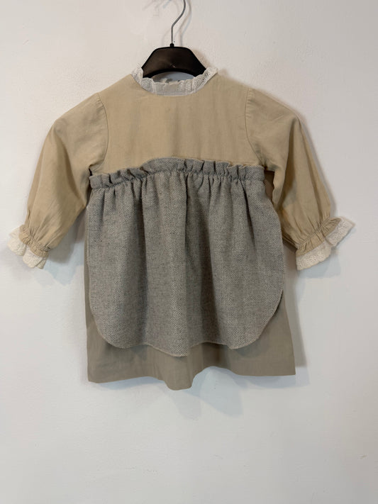 PATRICIA MENDILUCE. Vestido de niña en gris. T. 2 años