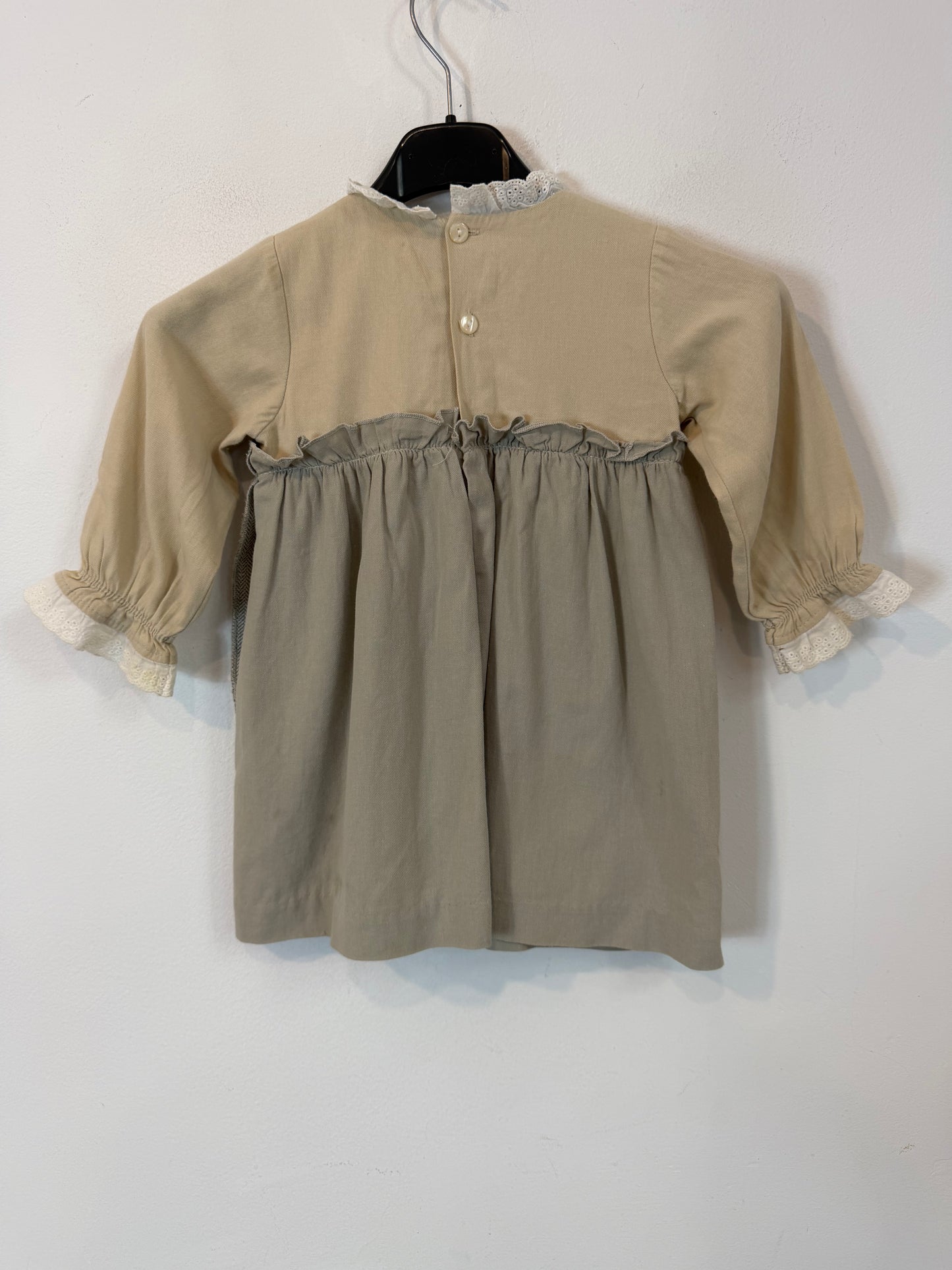 PATRICIA MENDILUCE. Vestido de niña en gris. T. 2 años
