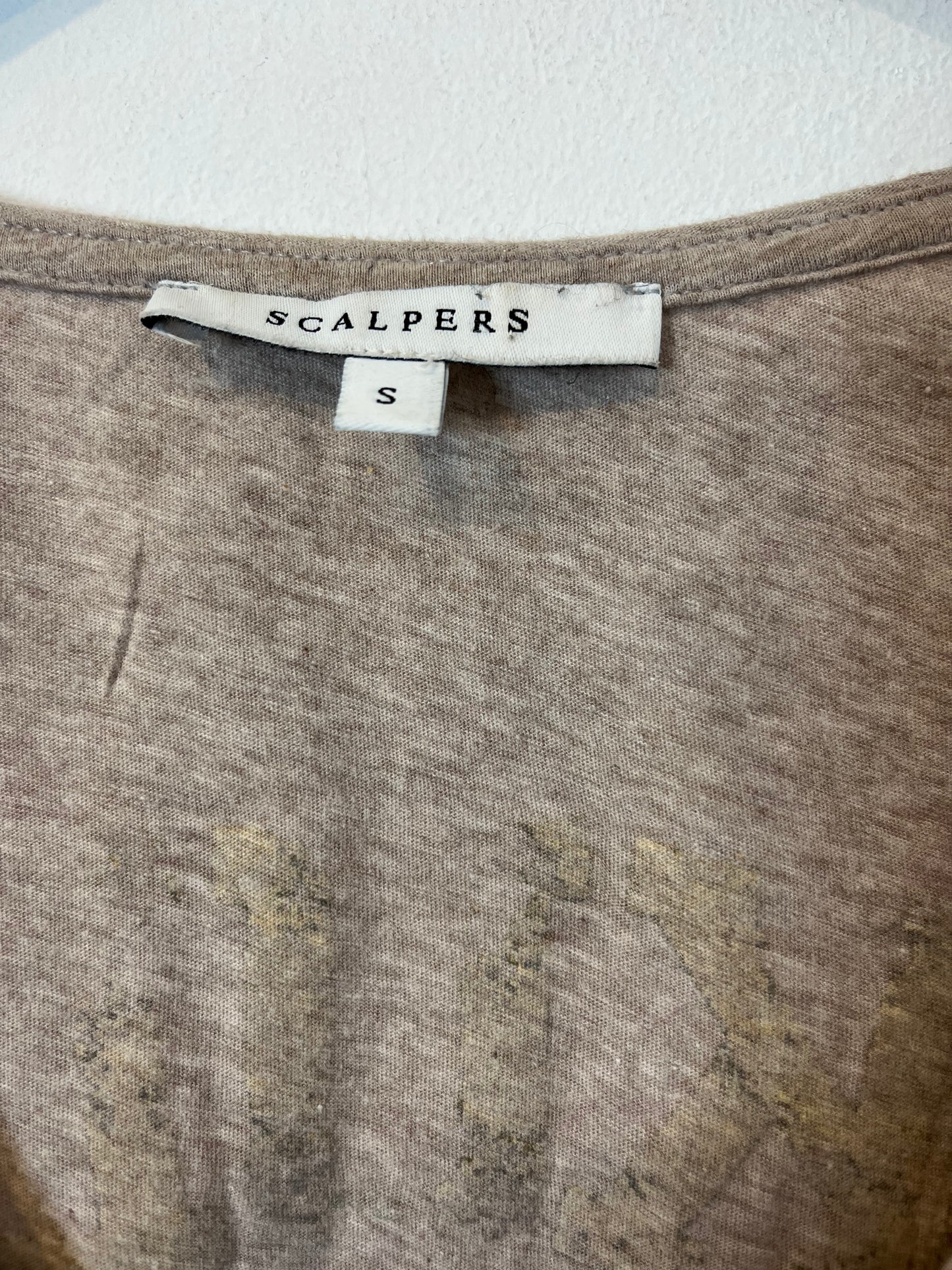 SCALPER. Camiseta beige dibujo espalda. T S
