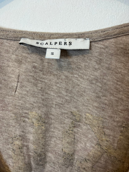SCALPER. Camiseta beige dibujo espalda. T S
