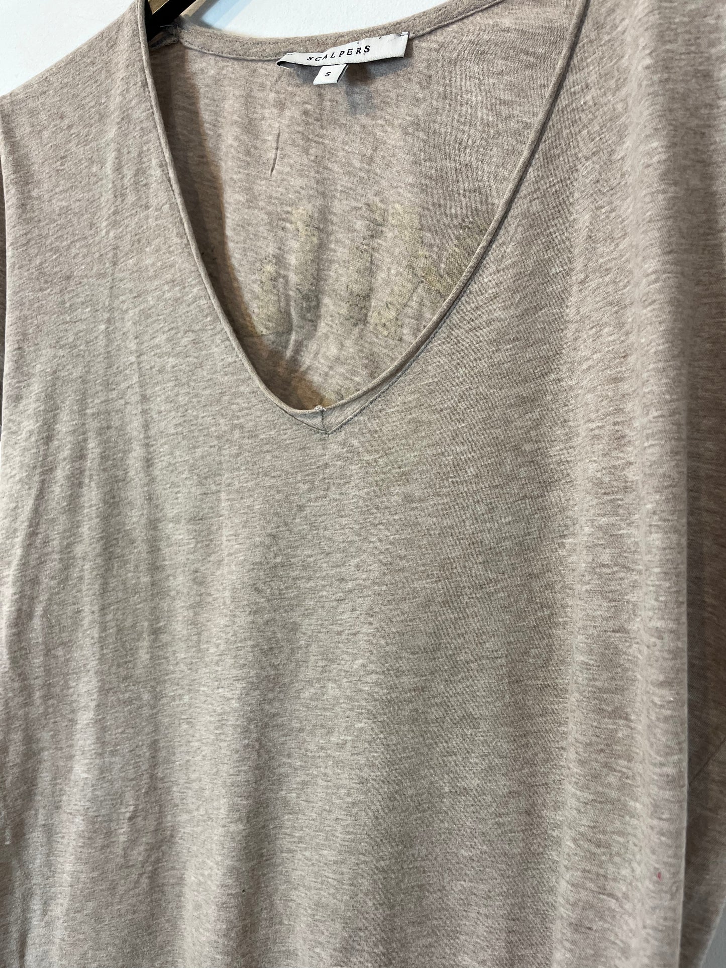 SCALPER. Camiseta beige dibujo espalda. T S