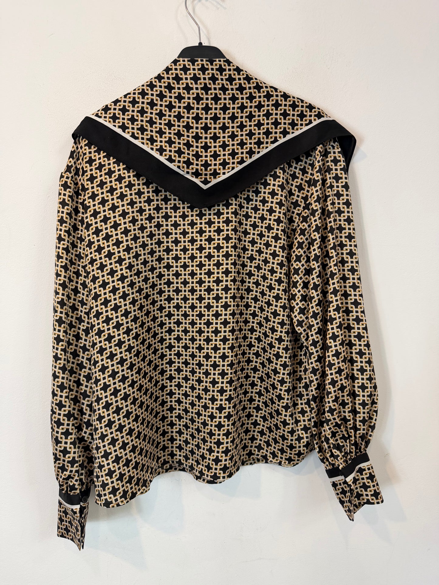 H&M  Richard Allan.  Camisa negra y marrón estampado de cadenas