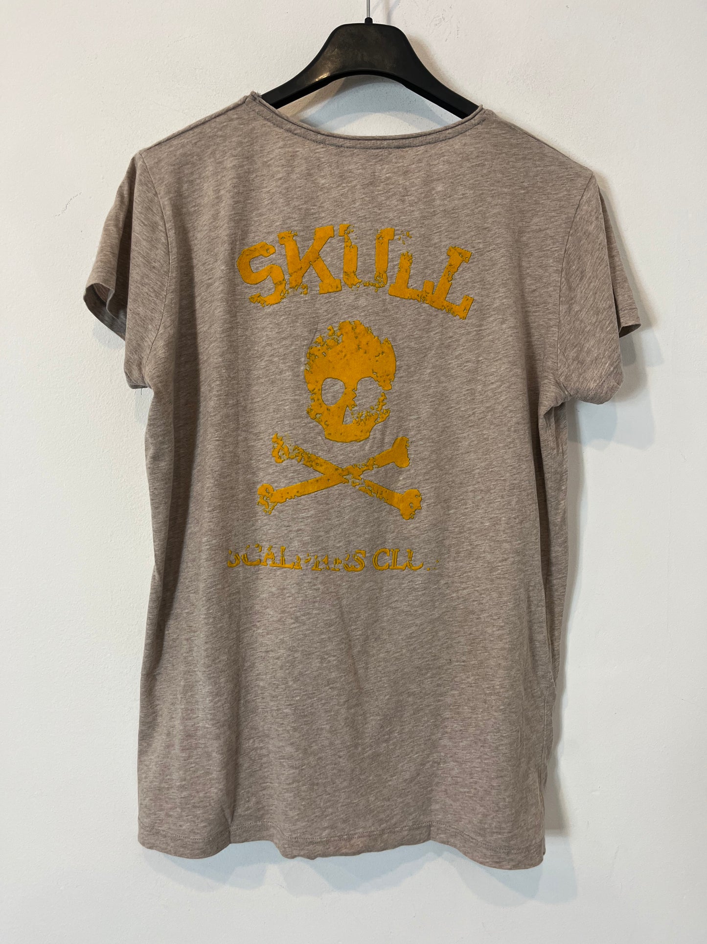 SCALPER. Camiseta beige dibujo espalda. T S