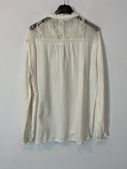 MANGO. White blouse with lace detail. TM