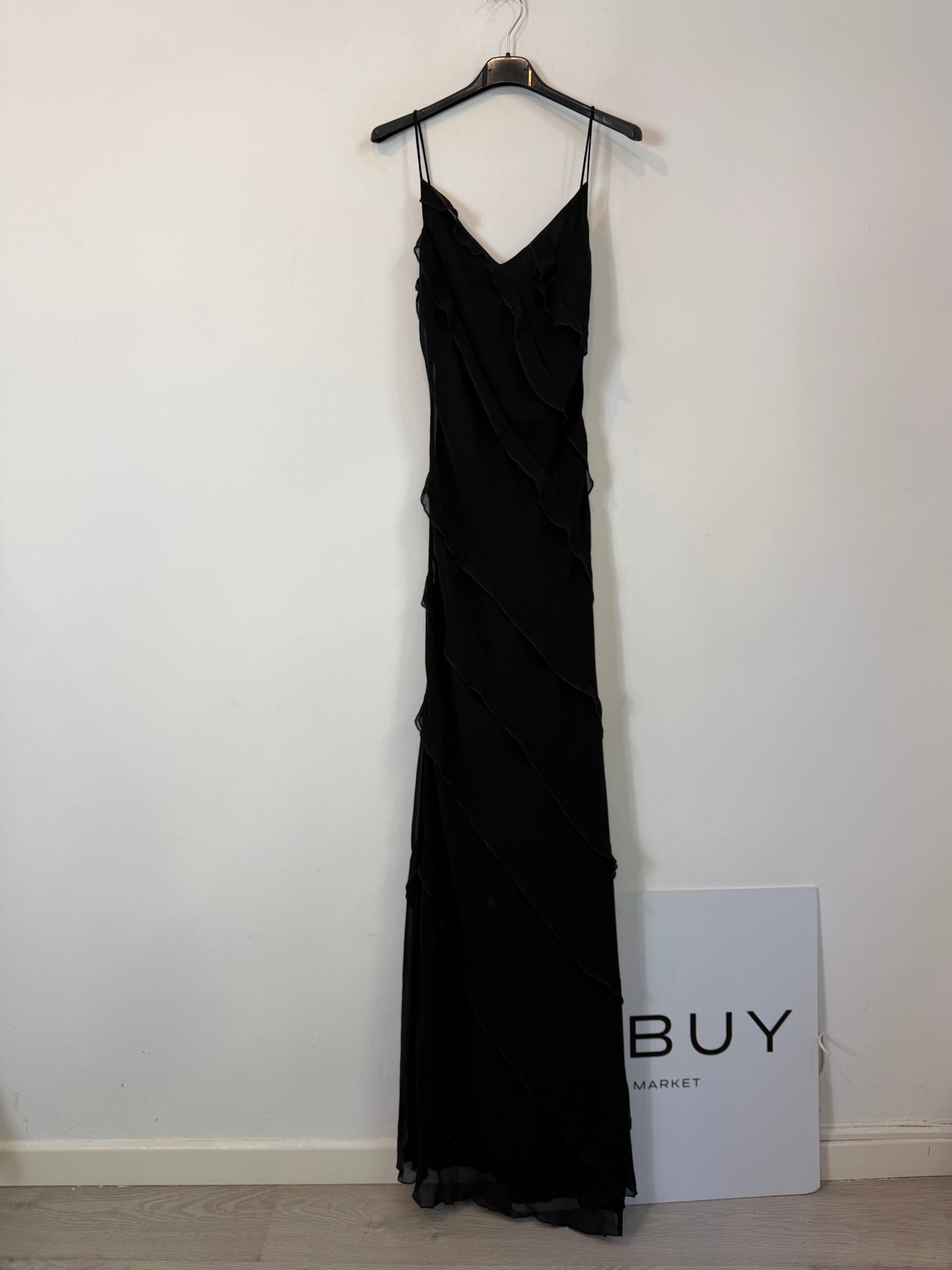 MANGO. Vestido largo negro con tirantes finos y detállele volantes