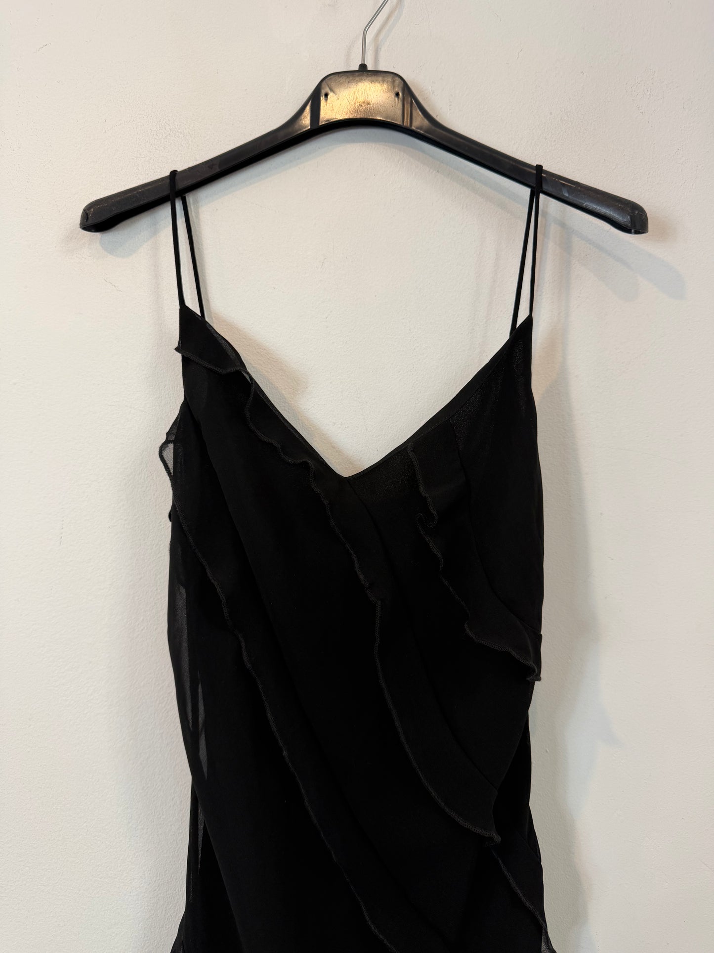 MANGO. Vestido largo negro con tirantes finos y detállele volantes