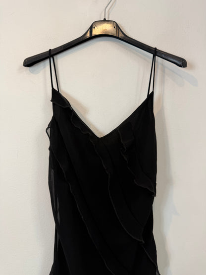 MANGO. Vestido largo negro con tirantes finos y detállele volantes