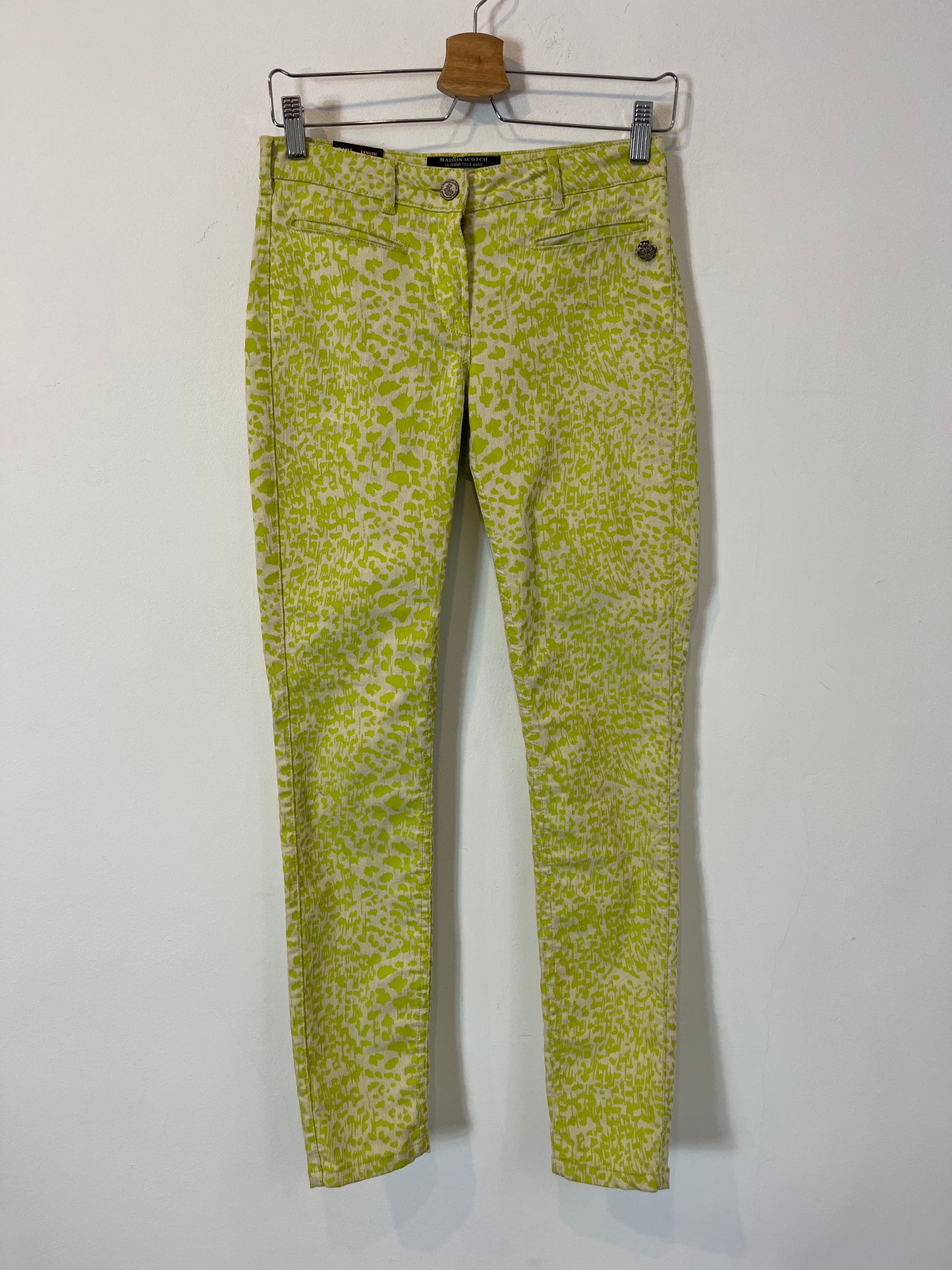 MAISON SCOTCH. Denim pitillo verde lima. T 36