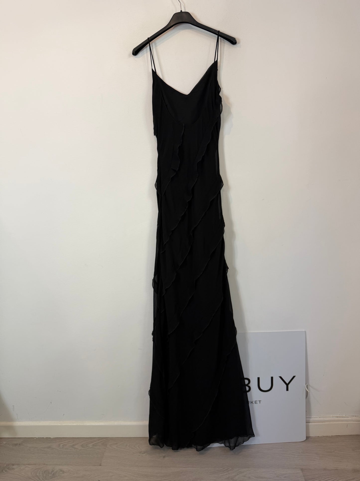 MANGO. Vestido largo negro con tirantes finos y detállele volantes