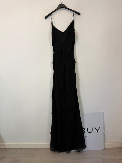 MANGO. Vestido largo negro con tirantes finos y detállele volantes