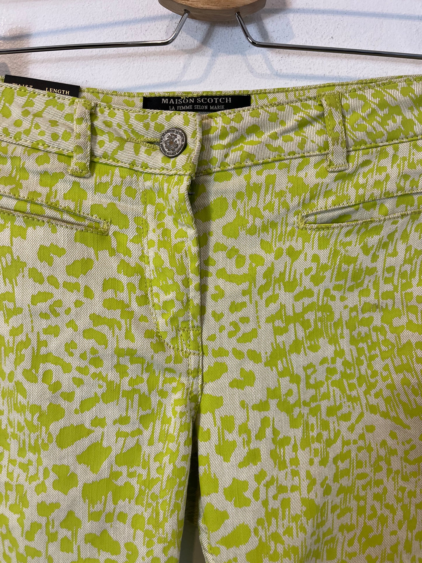 MAISON SCOTCH. Denim pitillo verde lima. T 36