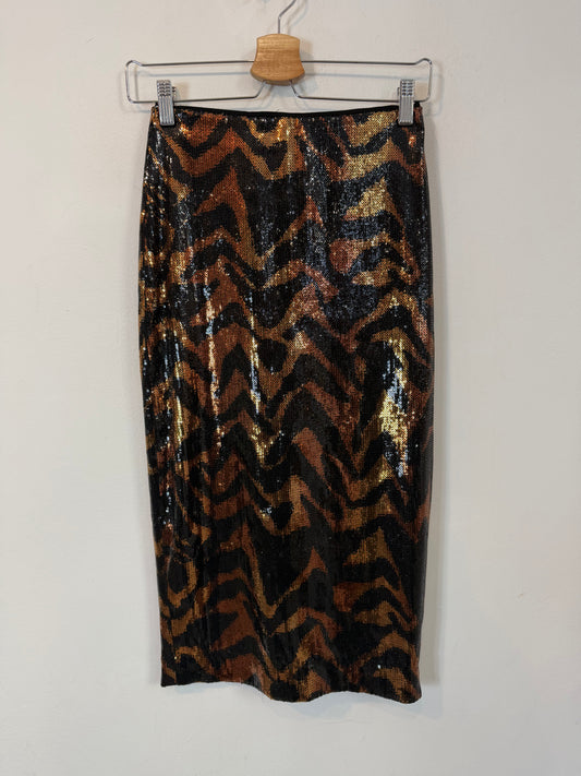 UTEQÜE. Falda midi con lentejuelas y estampado cebra
