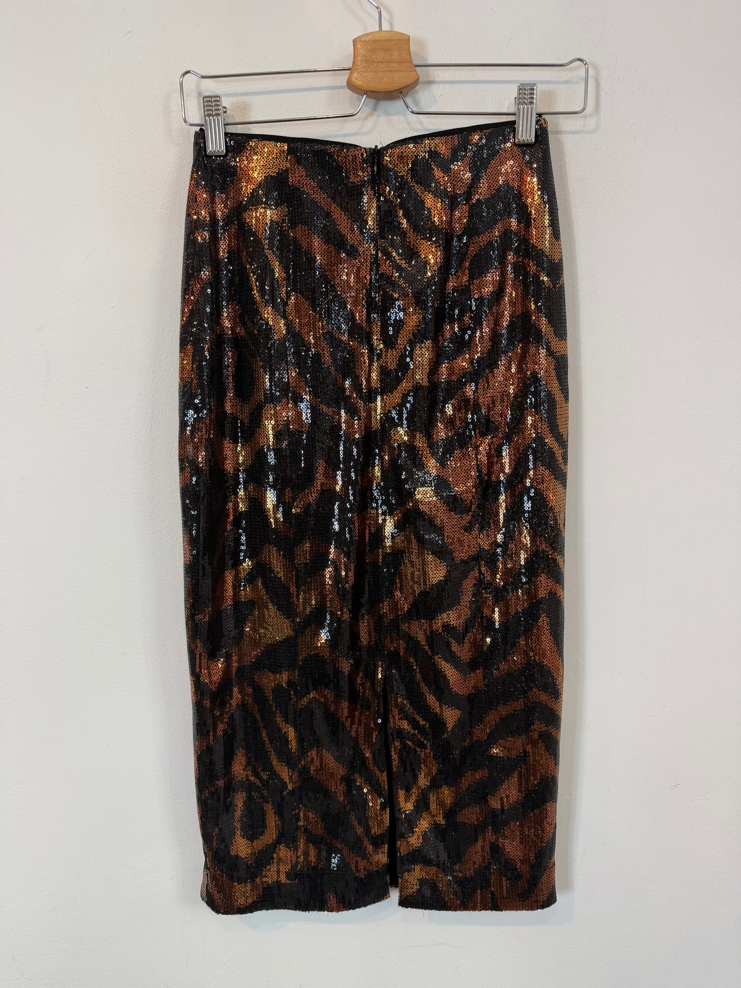 UTEQÜE. Falda midi con lentejuelas y estampado cebra