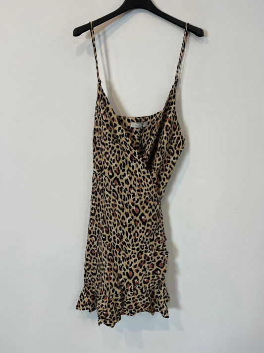 BERSHKA. Vestido corto cruzado animal print.T M