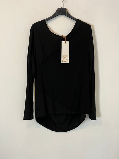 SEXY WOMAN. Flowy black top with back detail. YOU (S/M)