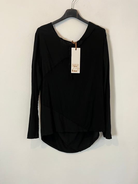 SEXY WOMAN. Flowy black top with back detail. YOU (S/M)