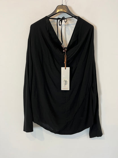 SEXY WOMAN. Flowy black top with back detail. YOU (S/M)