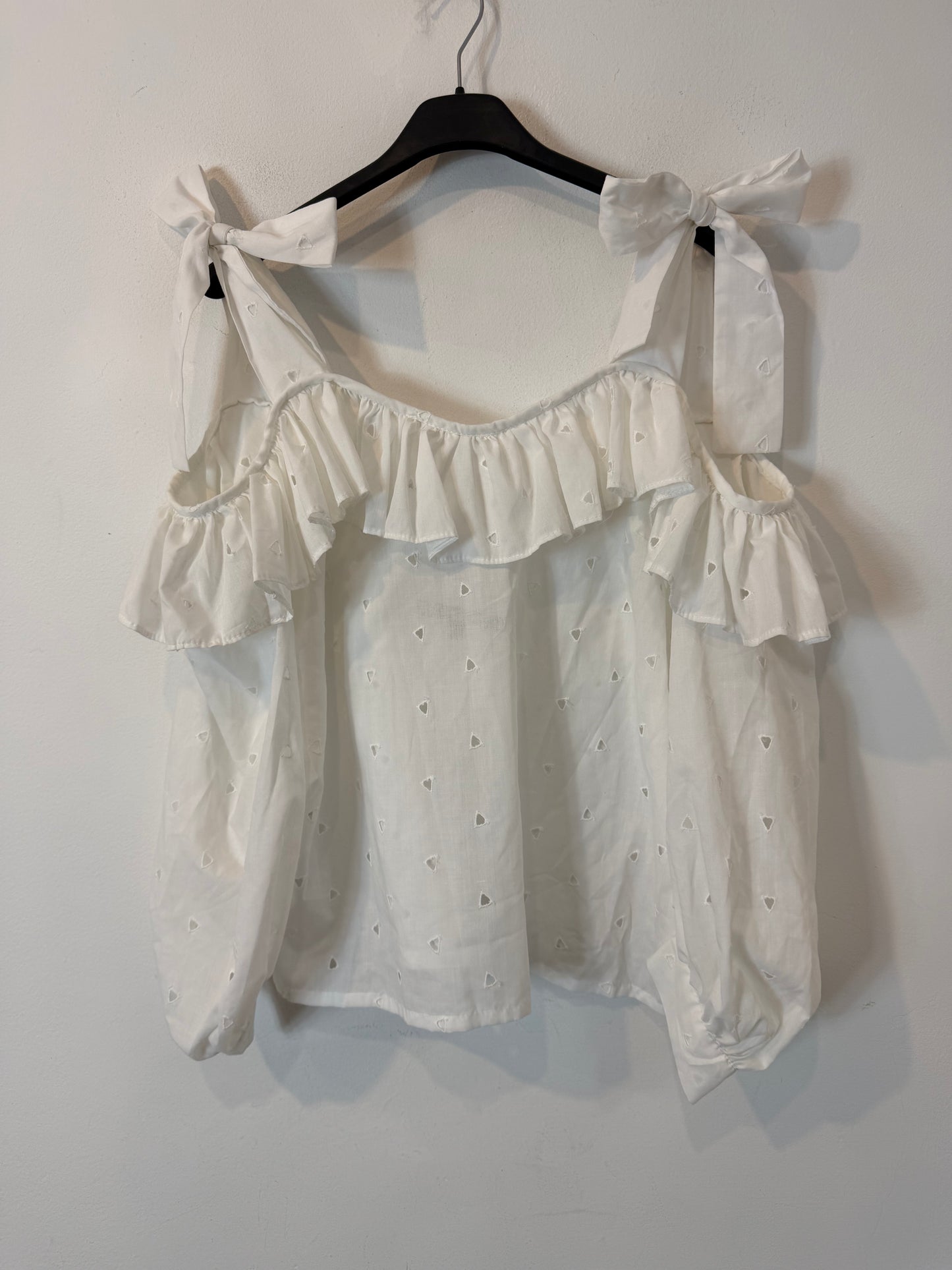 NATALIE CONSTANTINIDOU. Blusa blanca hombros al aire