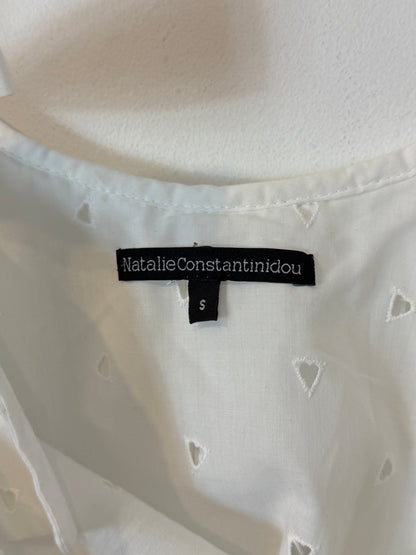 NATALIE CONSTANTINIDOU. Blusa blanca hombros al aire