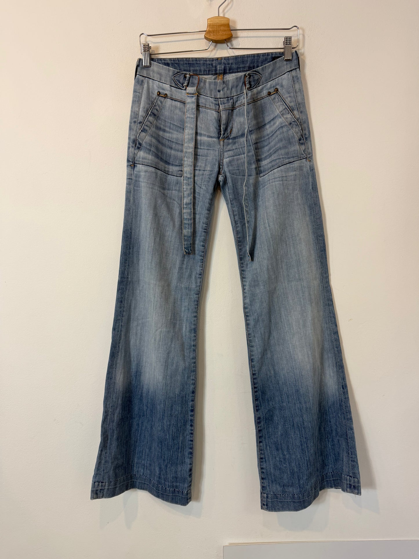 CITIZENS OF HUMANITY. Denim ligeramente acampanado