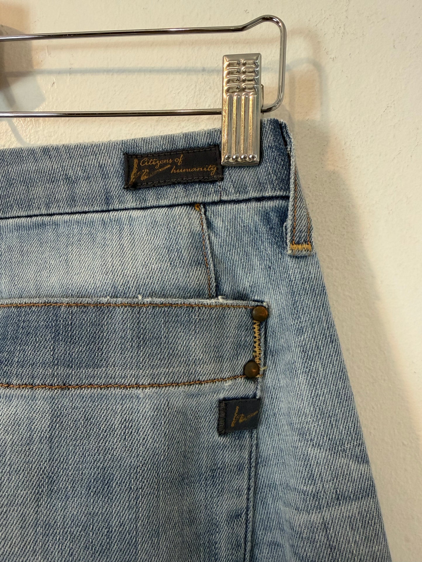 CITIZENS OF HUMANITY. Denim ligeramente acampanado