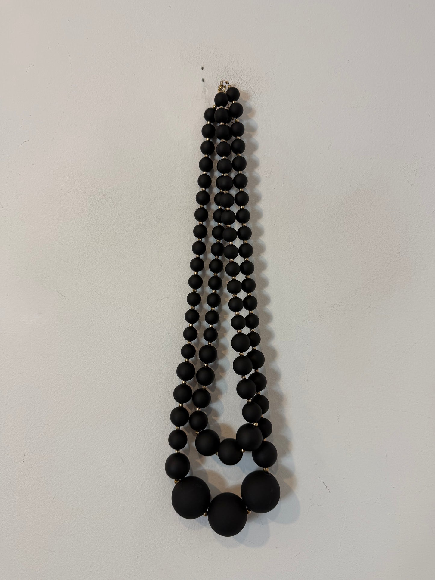 Collar negro bolas