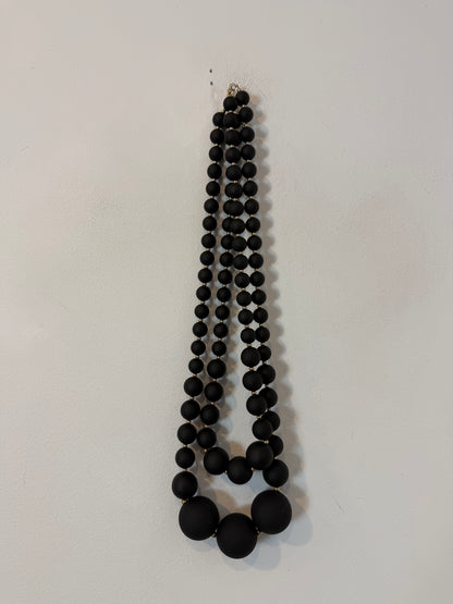 Collar negro bolas