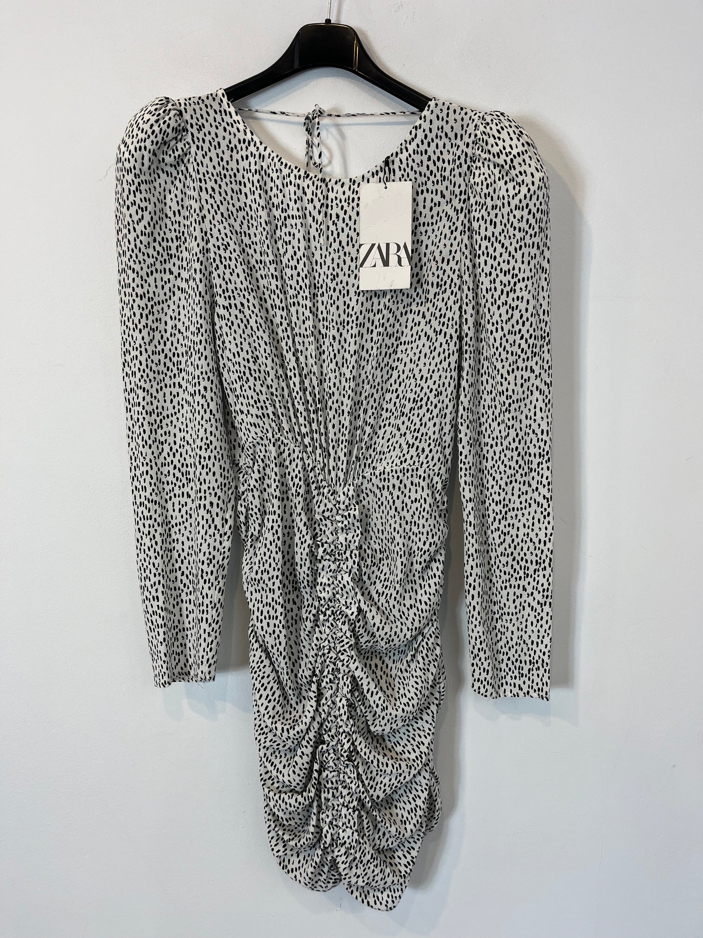 ZARA. Vestido corto blanco y negro fruncidos. T S