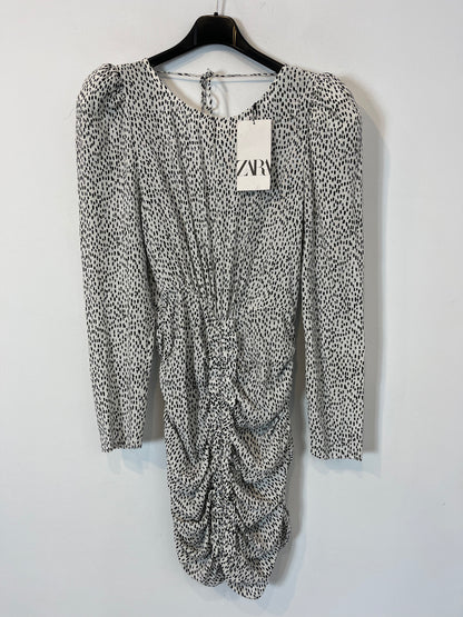 ZARA. Vestido corto blanco y negro fruncidos. T S