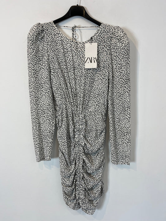 ZARA. Vestido corto blanco y negro fruncidos. T S