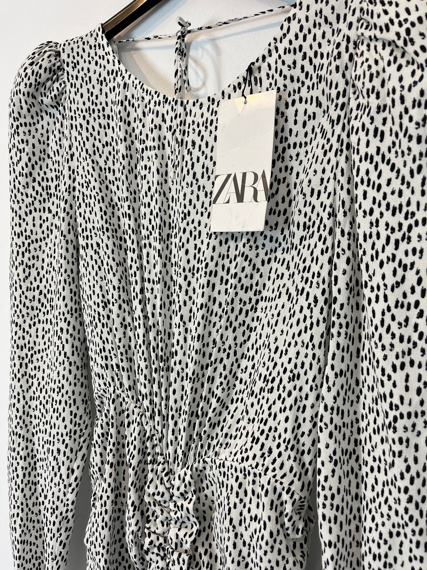 ZARA. Vestido corto blanco y negro fruncidos. T S