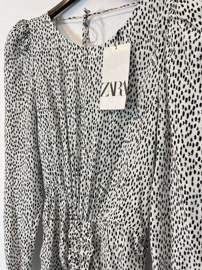 ZARA. Vestido corto blanco y negro fruncidos. T S