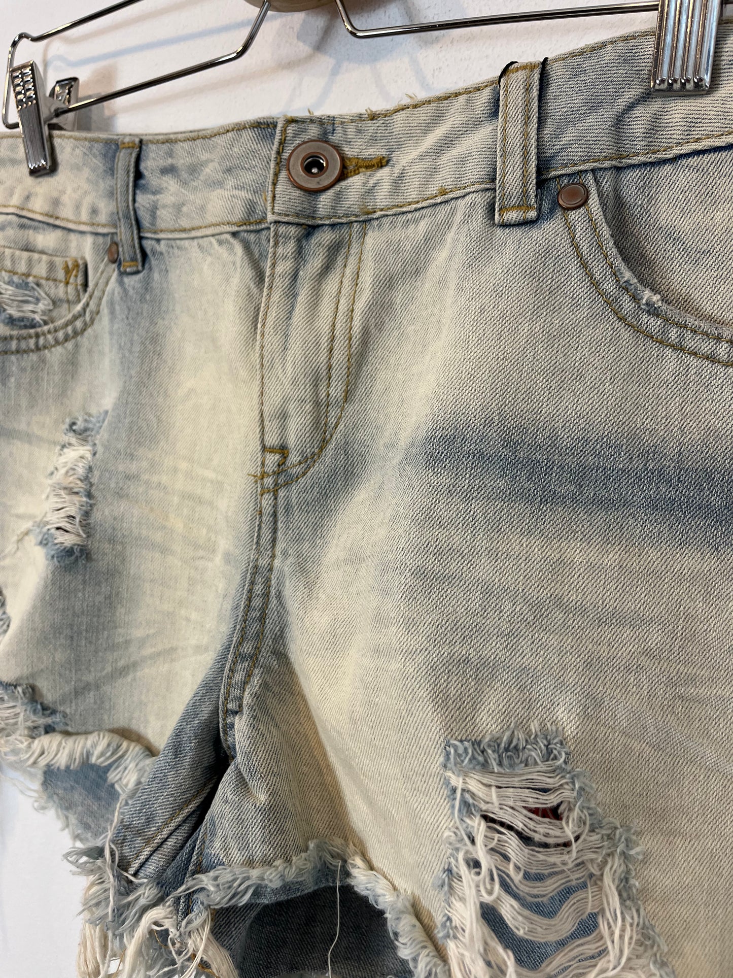 VILA. Ripped denim shorts. TL
